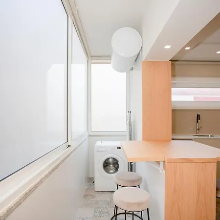 Liiiving In - Uptown Pearl Apartment