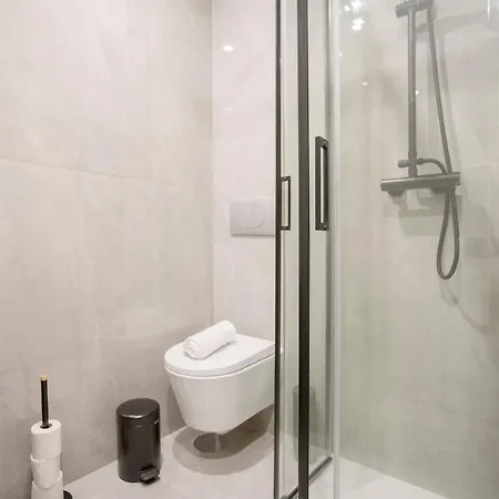 Apartment Liiiving In - Uptown Pearl