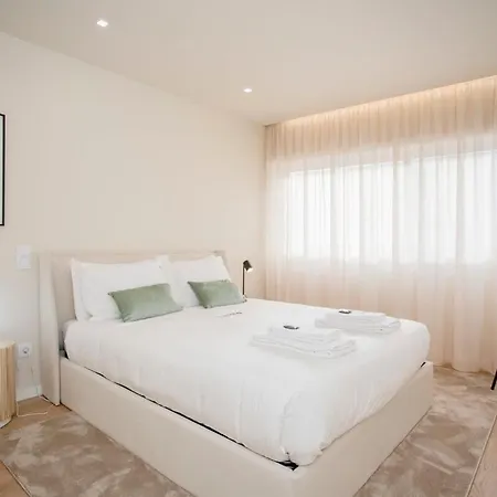 Liiiving In - Uptown Pearl Apartment *