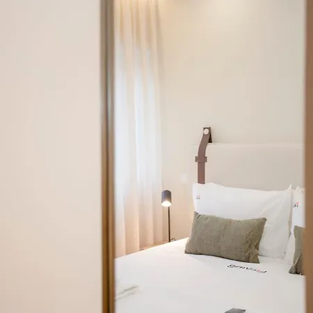 Liiiving In - Uptown Pearl Apartment