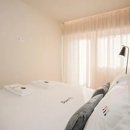 Liiiving In - Uptown Pearl Apartment *