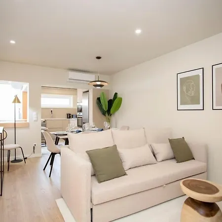 Liiiving In - Uptown Pearl Apartment