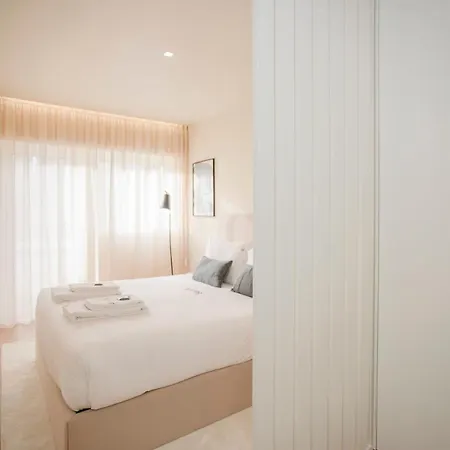 Liiiving In - Uptown Pearl Apartment *