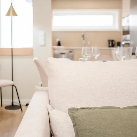 Liiiving In - Uptown Pearl Apartment