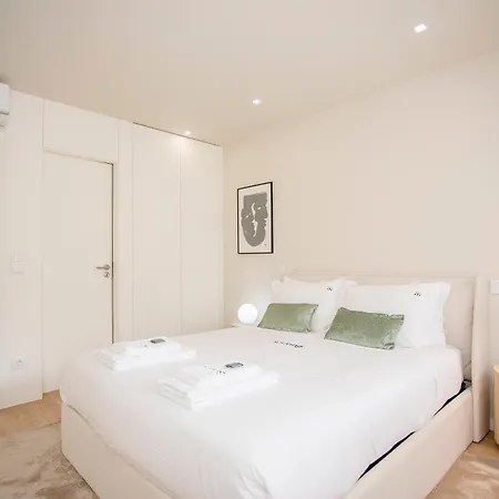 Liiiving In - Uptown Pearl Apartment