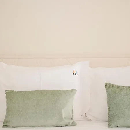 Liiiving In - Uptown Pearl Apartment