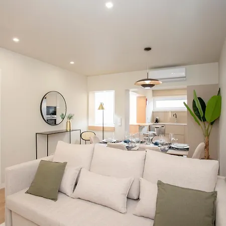 Liiiving In - Uptown Pearl Apartment *