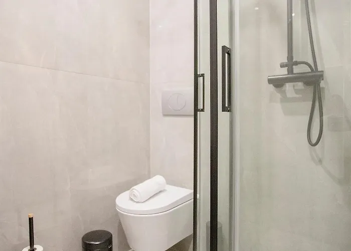 Liiiving In - Uptown Pearl *