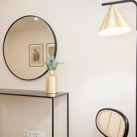 Liiiving In - Uptown Pearl Apartment *